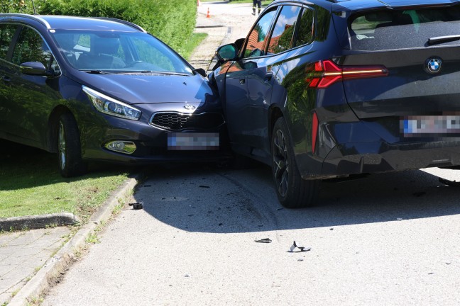 Drei Verletzte bei frontalem Fahrzeugcrash auf einer Stra�e in Rohr im Kremstal