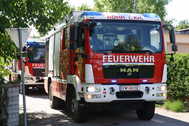 Drei Verletzte bei frontalem Fahrzeugcrash auf einer Stra�e in Rohr im Kremstal