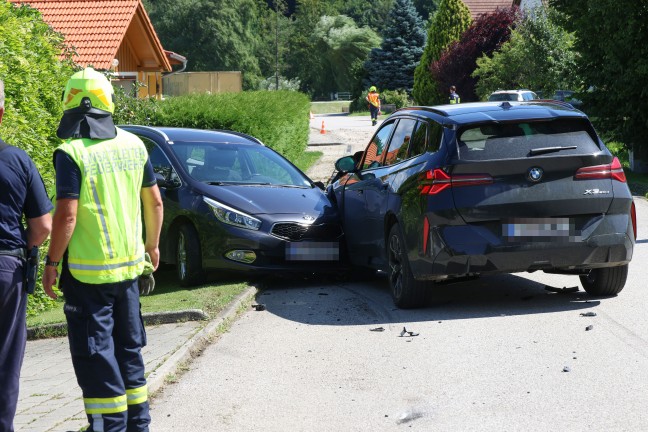 Drei Verletzte bei frontalem Fahrzeugcrash auf einer Stra�e in Rohr im Kremstal
