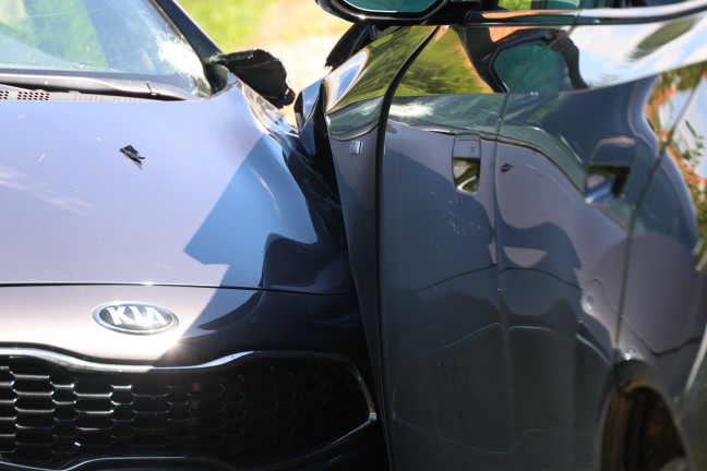 Drei Verletzte bei frontalem Fahrzeugcrash auf einer Stra�e in Rohr im Kremstal