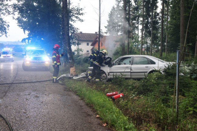 Wels-Puchberg: Auto nach Crash gegen Baum in Flammen aufgegangen