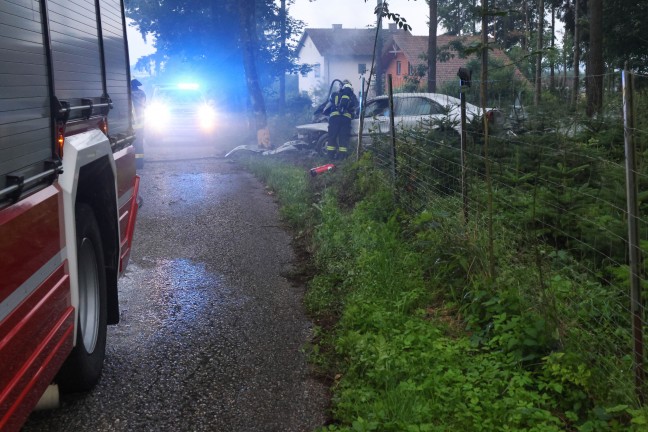 Wels-Puchberg: Auto nach Crash gegen Baum in Flammen aufgegangen