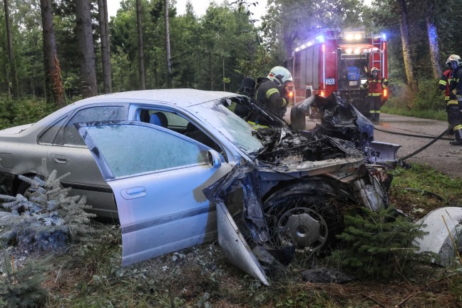 Wels-Puchberg: Auto nach Crash gegen Baum in Flammen aufgegangen