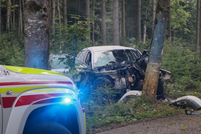 Wels-Puchberg: Auto nach Crash gegen Baum in Flammen aufgegangen