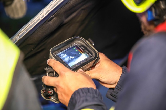 Brand im Motorraum eines PKW sorgte f�r Einsatz der Feuerwehr in Marchtrenk