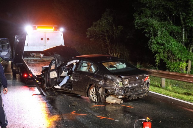 Auto auf Pyhrnpass Stra�e bei Micheldorf in Ober�sterreich in die Leitschiene gekracht