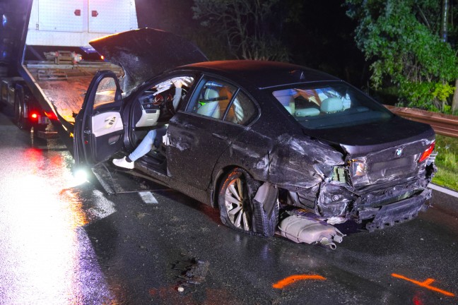 Auto auf Pyhrnpass Stra�e bei Micheldorf in Ober�sterreich in die Leitschiene gekracht