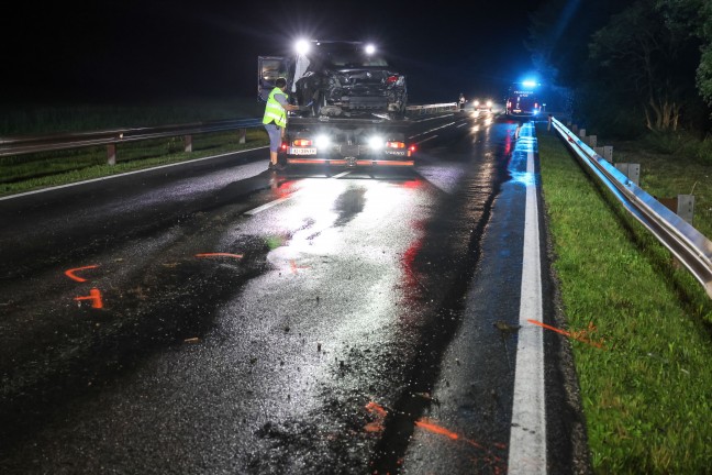 Auto auf Pyhrnpass Stra�e bei Micheldorf in Ober�sterreich in die Leitschiene gekracht
