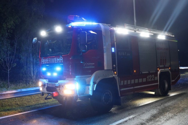 Auto auf Pyhrnpass Stra�e bei Micheldorf in Ober�sterreich in die Leitschiene gekracht