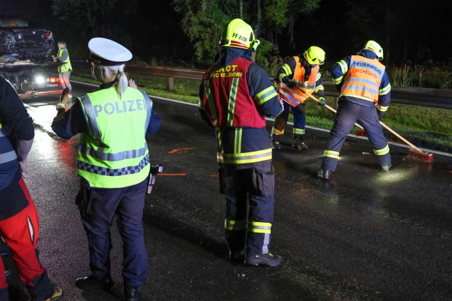 Auto auf Pyhrnpass Stra�e bei Micheldorf in Ober�sterreich in die Leitschiene gekracht