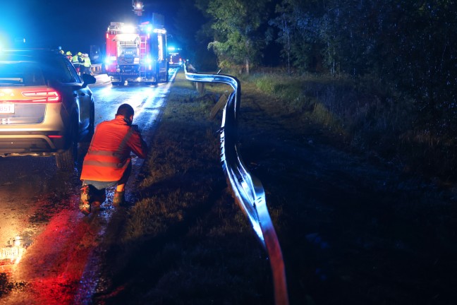 Auto auf Pyhrnpass Stra�e bei Micheldorf in Ober�sterreich in die Leitschiene gekracht