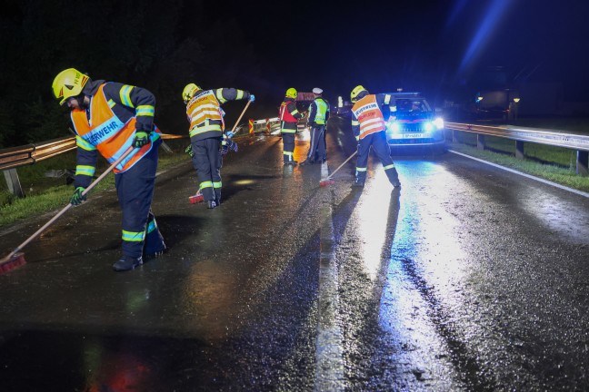 Auto auf Pyhrnpass Stra�e bei Micheldorf in Ober�sterreich in die Leitschiene gekracht