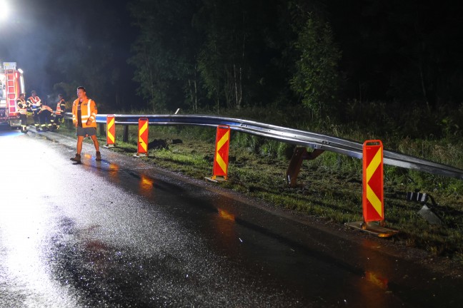 Auto auf Pyhrnpass Stra�e bei Micheldorf in Ober�sterreich in die Leitschiene gekracht