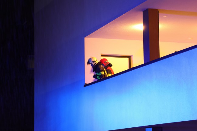 Brandverdacht: Piepsender Rauchwarnmelder in Wohnung eines Mehrparteienhauses in Wels-Lichtenegg