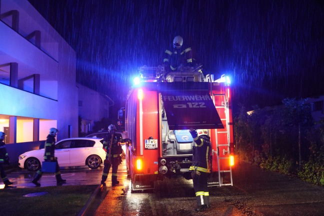 Brandverdacht: Piepsender Rauchwarnmelder in Wohnung eines Mehrparteienhauses in Wels-Lichtenegg