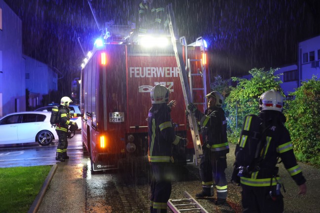 Brandverdacht: Piepsender Rauchwarnmelder in Wohnung eines Mehrparteienhauses in Wels-Lichtenegg