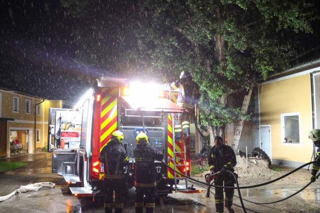 N�chtlicher Brand auf einem Bauernhof in Eberstalzell sorgte f�r Einsatz zweier Feuerwehren