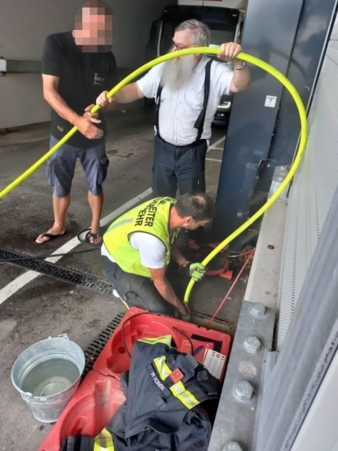 Schwanenstadt: Katze nach Rettung aus Kanalrohr von Tierrettern erfolgreich reanimiert