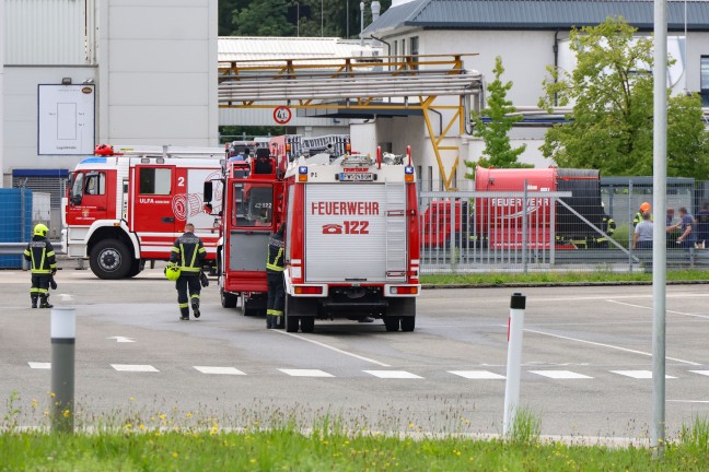 Gro�l�fter der Feuerwehr nach Brandgeschehen bei Unternehmen in Vorchdorf im Einsatz