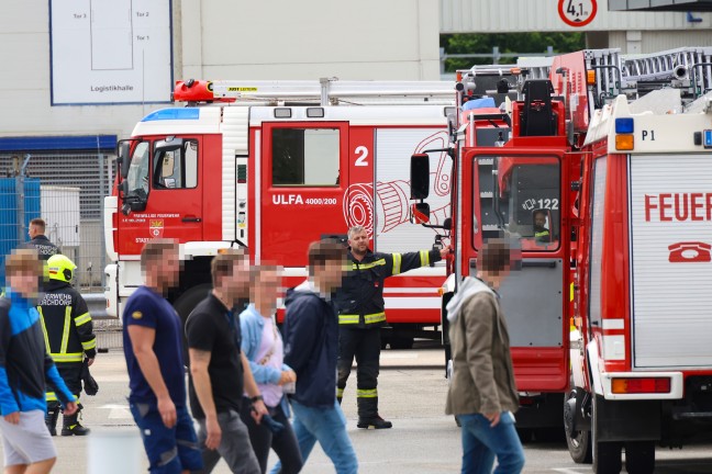 Gro�l�fter der Feuerwehr nach Brandgeschehen bei Unternehmen in Vorchdorf im Einsatz