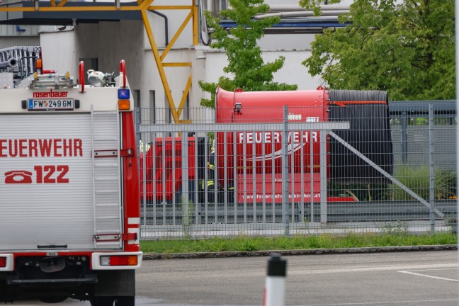 Gro�l�fter der Feuerwehr nach Brandgeschehen bei Unternehmen in Vorchdorf im Einsatz