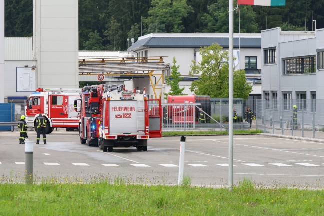 Gro�l�fter der Feuerwehr nach Brandgeschehen bei Unternehmen in Vorchdorf im Einsatz