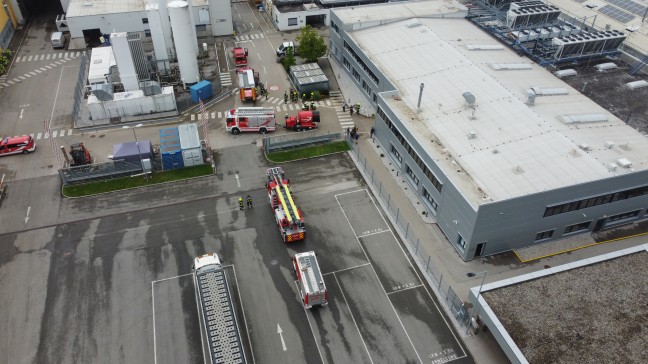 Gro�l�fter der Feuerwehr nach Brandgeschehen bei Unternehmen in Vorchdorf im Einsatz