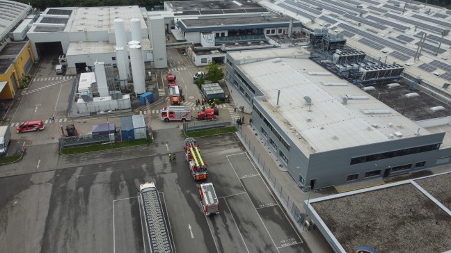 Gro�l�fter der Feuerwehr nach Brandgeschehen bei Unternehmen in Vorchdorf im Einsatz