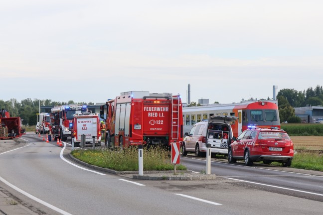 T�dlicher Unfall: Auto auf Bahn�bergang in Aurolzm�nster von Triebwagen der Hausruckbahn erfasst