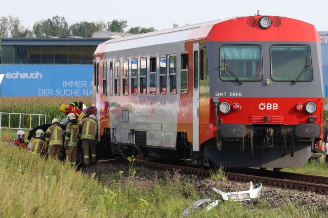 T�dlicher Unfall: Auto auf Bahn�bergang in Aurolzm�nster von Triebwagen der Hausruckbahn erfasst