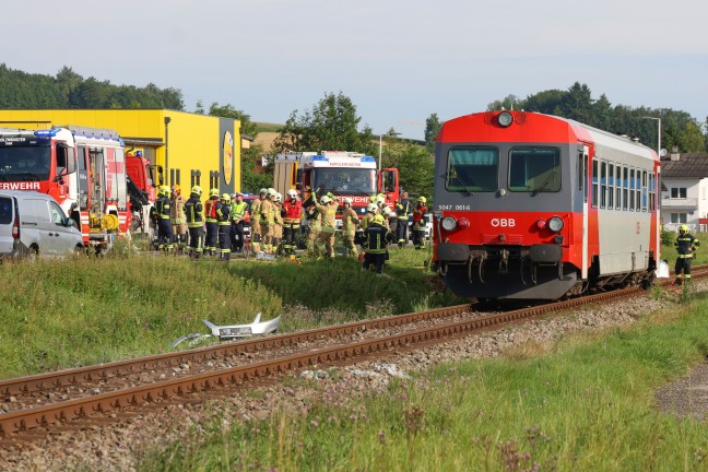 T�dlicher Unfall: Auto auf Bahn�bergang in Aurolzm�nster von Triebwagen der Hausruckbahn erfasst