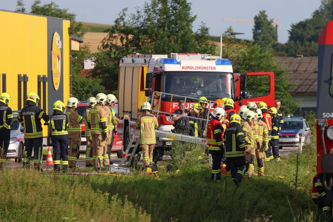 T�dlicher Unfall: Auto auf Bahn�bergang in Aurolzm�nster von Triebwagen der Hausruckbahn erfasst