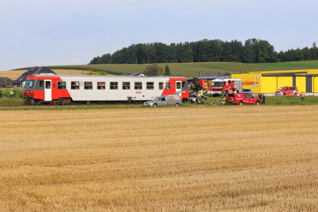 T�dlicher Unfall: Auto auf Bahn�bergang in Aurolzm�nster von Triebwagen der Hausruckbahn erfasst