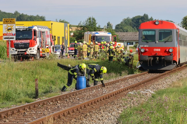 T�dlicher Unfall: Auto auf Bahn�bergang in Aurolzm�nster von Triebwagen der Hausruckbahn erfasst