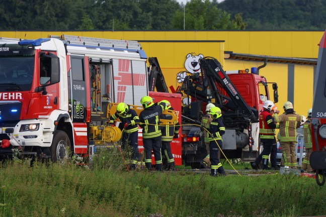 T�dlicher Unfall: Auto auf Bahn�bergang in Aurolzm�nster von Triebwagen der Hausruckbahn erfasst