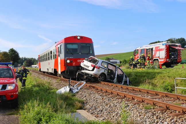 T�dlicher Unfall: Auto auf Bahn�bergang in Aurolzm�nster von Triebwagen der Hausruckbahn erfasst