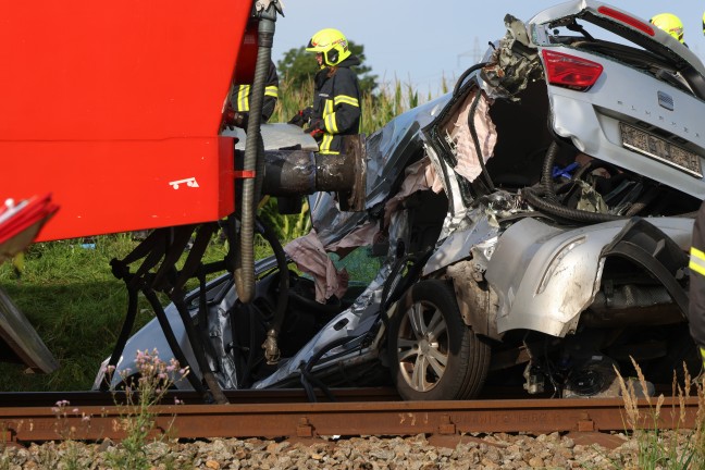 T�dlicher Unfall: Auto auf Bahn�bergang in Aurolzm�nster von Triebwagen der Hausruckbahn erfasst