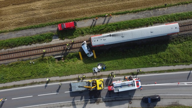 T�dlicher Unfall: Auto auf Bahn�bergang in Aurolzm�nster von Triebwagen der Hausruckbahn erfasst