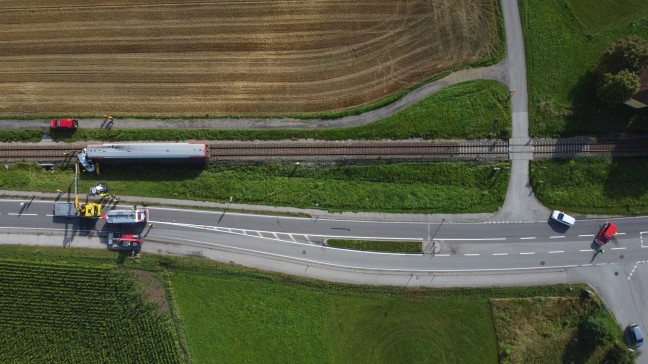 T�dlicher Unfall: Auto auf Bahn�bergang in Aurolzm�nster von Triebwagen der Hausruckbahn erfasst