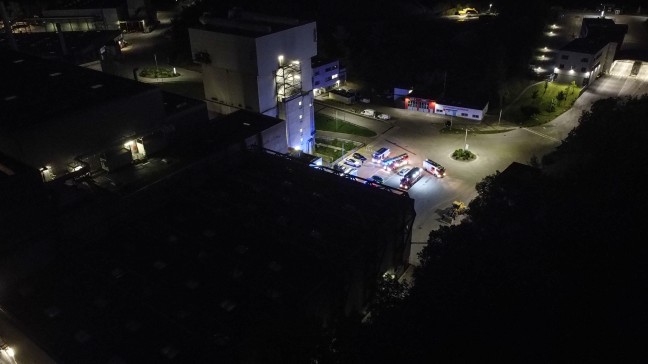 Drei Feuerwehren alarmiert: Brandeinsatz bei Abfallverwertungsunternehmen in Wels-Schafwiesen