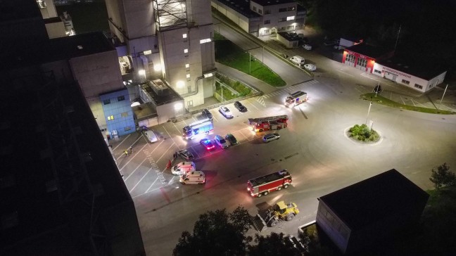 Drei Feuerwehren alarmiert: Brandeinsatz bei Abfallverwertungsunternehmen in Wels-Schafwiesen