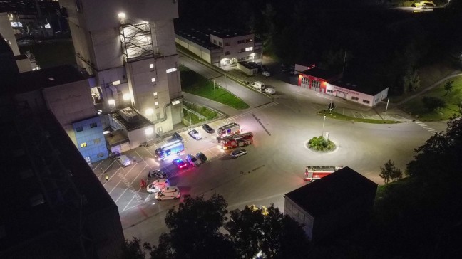 Drei Feuerwehren alarmiert: Brandeinsatz bei Abfallverwertungsunternehmen in Wels-Schafwiesen