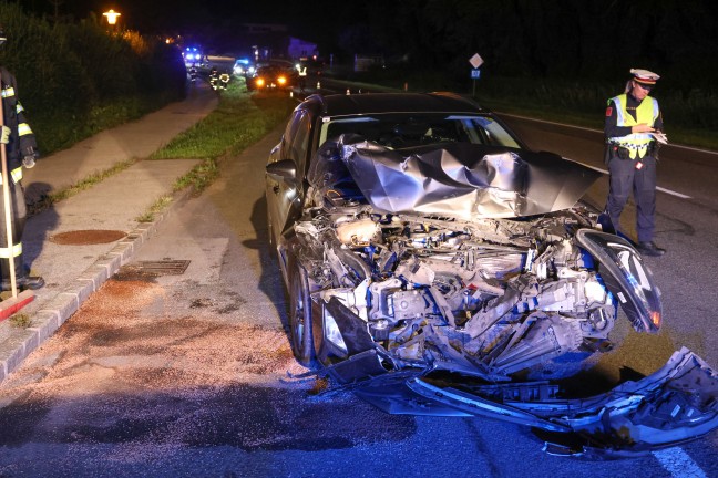 Heftiger Auffahrunfall auf Innviertler Stra�e bei Krenglbach endet glimpflich