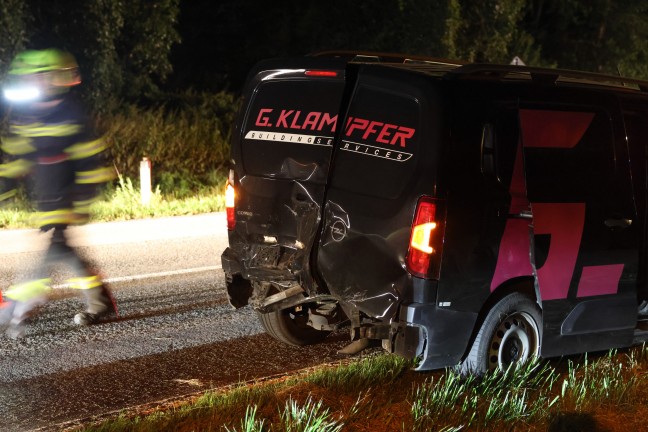 Heftiger Auffahrunfall auf Innviertler Stra�e bei Krenglbach endet glimpflich