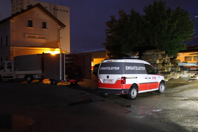 Bahnunfall: Lokalbahngarnituren bei Kollision im Bahnhof in Stadl-Paura schwer besch�digt