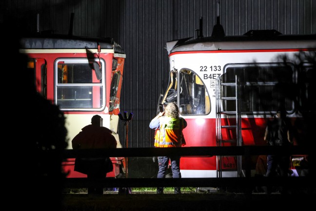Bahnunfall: Lokalbahngarnituren bei Kollision im Bahnhof in Stadl-Paura schwer besch�digt