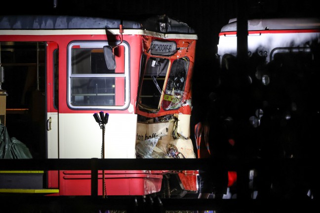 Bahnunfall: Lokalbahngarnituren bei Kollision im Bahnhof in Stadl-Paura schwer besch�digt