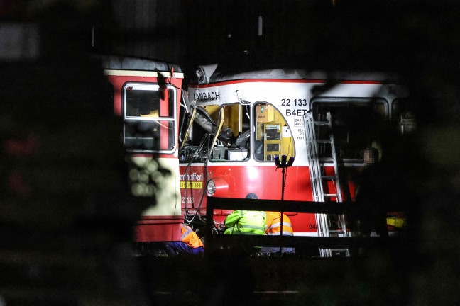 Bahnunfall: Lokalbahngarnituren bei Kollision im Bahnhof in Stadl-Paura schwer besch�digt
