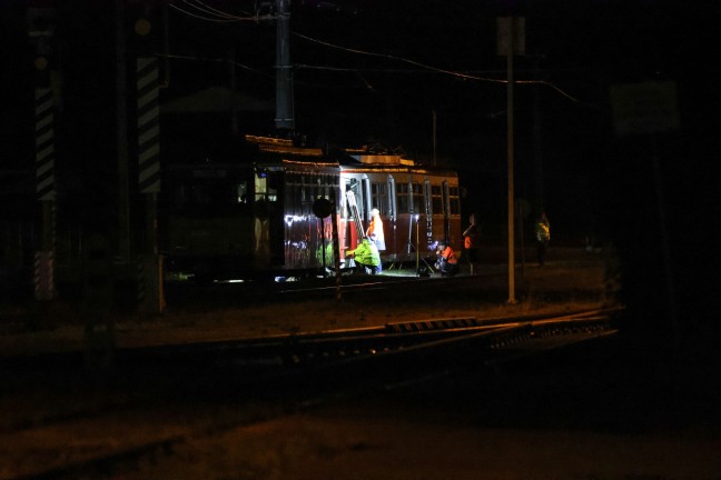 Bahnunfall: Lokalbahngarnituren bei Kollision im Bahnhof in Stadl-Paura schwer besch�digt
