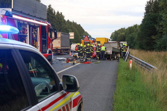 Personenrettung: Pritschenwagen auf Westautobahn bei Laakirchen in Heck eines LKW-Anh�ngers gekracht